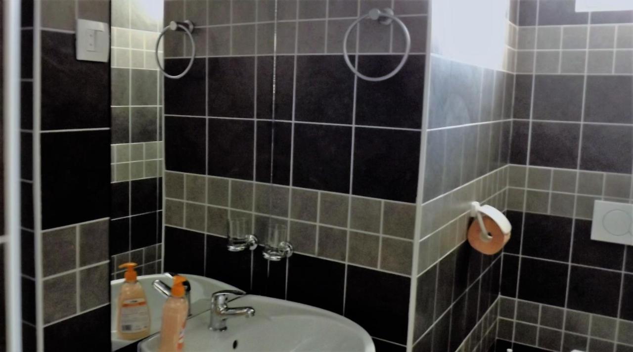 4 Sleeps 4 Guests Apartament