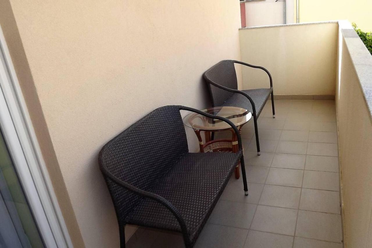 4 Sleeps 4 Guests Apartament *